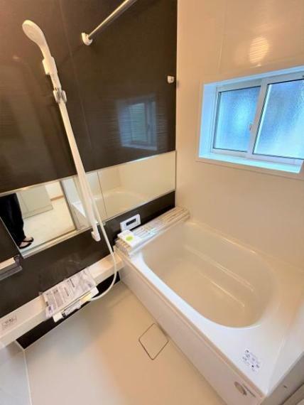 【リフォーム完了】浴室はハウステック製の新品のユニットバスに交換しました。浴槽には滑り止めの凹凸があり、床は濡れた状態でも滑りにくい加工がされている安心設計です。