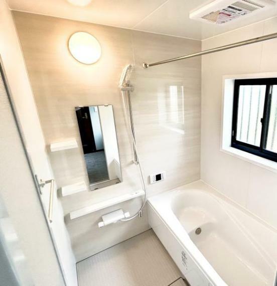 浴室 【リフォーム済】浴室は新品のハウステック製ユニットバスに交換。心地よい入浴を可能にした形状の浴槽は安全面を考慮し床に凹凸が付いています。広々1坪タイプでのんびり入浴でき、一日の疲れを癒せますよ。