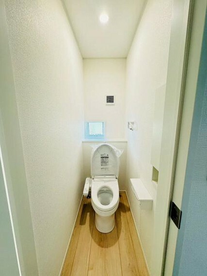 トイレ トイレは、洗浄機能を完備。開口窓も設けられており、清潔な空間の印象です。