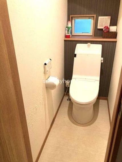 トイレ 1階トイレ　温水洗浄付きでシンプル且つ清潔感があります。