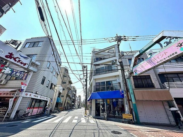 約130もの店舗がひしめく「尾久銀座商店街」や「はっぴーもーる熊野前商店街」が徒歩圏内。下町風情が漂う趣のある商店街です。