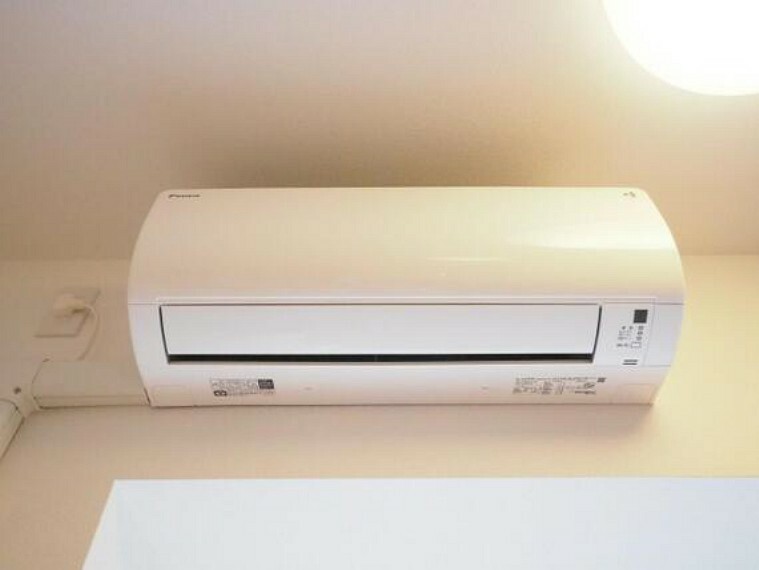 冷暖房・空調設備 エアコンは空気を汚さず場所も取らないので、お部屋を広く使えます。設置工事などの初期費用がカットできるのは嬉しいですね。