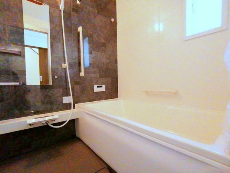 一日の疲れを癒すための心地よい浴室はゆとりあるサイズを採用。浴室乾燥機付き！汚れにくくお手入れしやすい浴室です。<BR/>■昭島市中神町2　新築一戸建て■