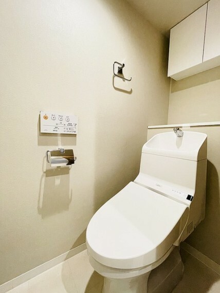 トイレ トイレはクッションフロアを貼り換えました。