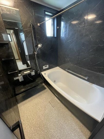 浴室 落ち着いたデザインのバスルームで一日の疲れをゆっくり癒せますね。