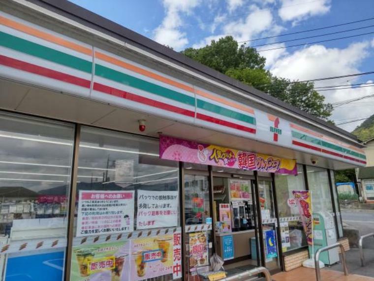 コンビニ 【周辺環境】セブン・イレブン広島勝木台店様まで800mです。徒歩10分で周りにも商業施設が充実しています。