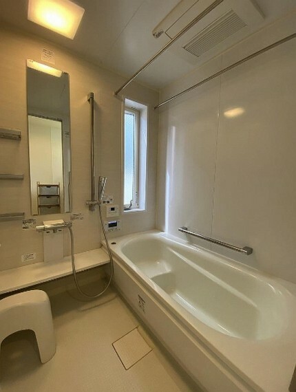 浴室 小窓付きで換気も楽々！木目調の壁が癒しのリラックス空間を演出しております