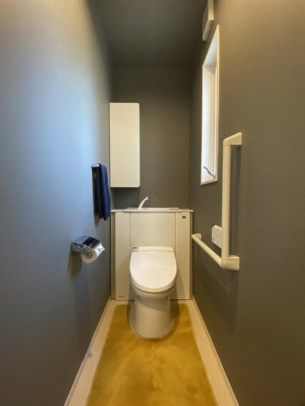 トイレ 温水洗浄便座付きの高機能トイレです