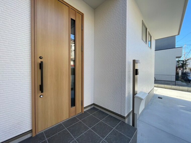 玄関 おもてなしは玄関から、家の顔となる玄関は、格調高いデザイン性が求められます。玄関扉は、高級感と防犯性に優れた玄関ドアを標準装備。