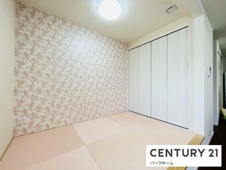 和室 【タタミコーナーです】 畳3帖と収納付きです！縁なし琉球畳でデザインもgoodです！