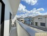 眺望 お住まいからの眺望です。 晴れた日には、鶴ヶ島市の広々とした青空を眺めることができます。 毎日暮らす中で、ホッと安心できる時間もいいですね