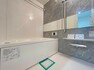 浴室 清潔感と和らぎあるカラーで統一し、ゆったりお使い頂ける柔らかな曲線で構成された、半身浴も楽しめるバスタブが心地よさをもたらします。（9/29）