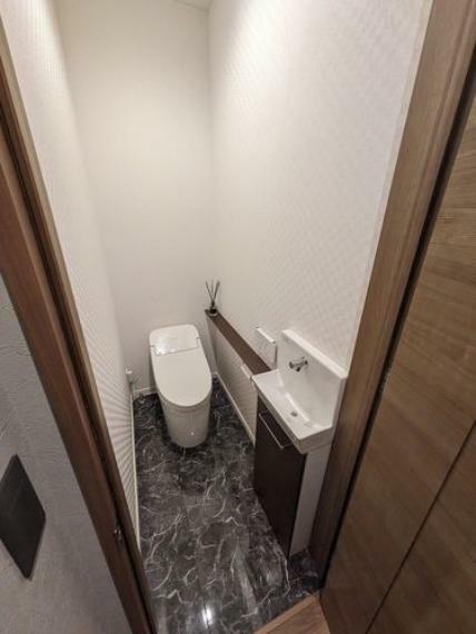 トイレ 手洗いスペース付きのタンクレストイレ