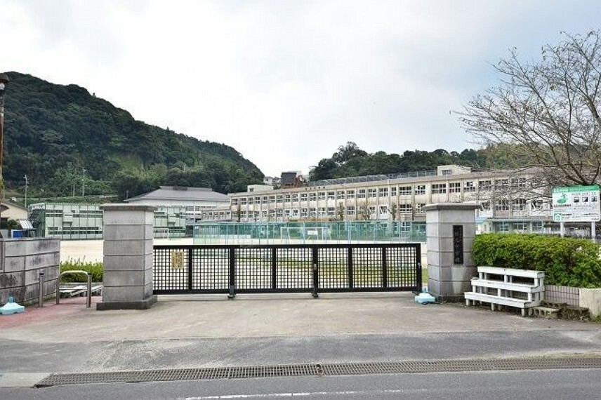 中学校 松元中学校【鹿児島市立松元中学校】は、上谷口町に位置する1947年創立の中学校です。令和3年度の生徒数は716人で、21クラスあります。校訓は「向学・進取・希望」です。