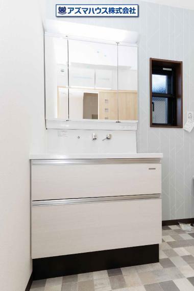 三面鏡付き独立洗面化粧台！鏡裏やボウル下にたっぷり収納があり、生活感の出やすいアイテムも収納可能。