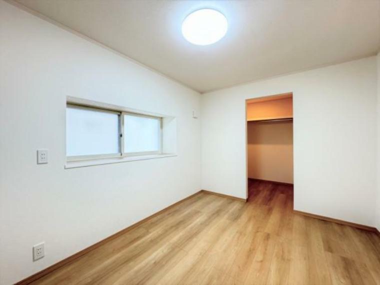 1階6帖洋室の写真です。床はフローリングの重ね張りを行いました。壁・天井はクロスの張替えを行いました。