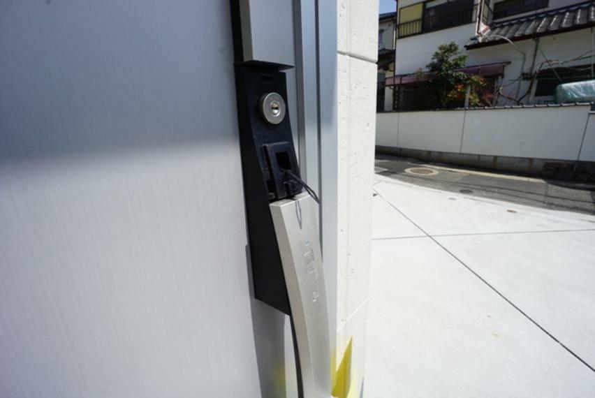 防犯設備 電気施錠スマートコントロールキー搭載の玄関扉です。