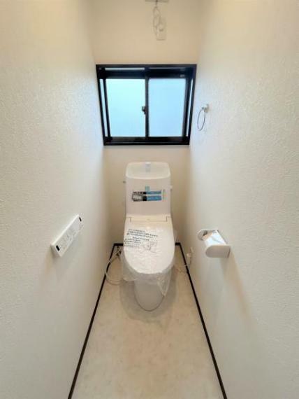 【リフォーム済】2階トイレ写真です。便器を新品交換し、壁・天井のクロスを張替え照明器具を交換しました。床はクッションフロアにて張替え張替えました。トイレが2ヶ所あるのは嬉しいポイント　込み合う朝の身支度時には本領発揮　トイレの出待ちもなくなり気持ちよく出かけられますね。