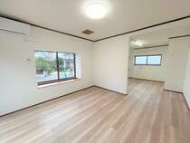 【リフォーム済】現在のリビングの別角度写真です。キッチンと繋げLDKに変更しました。床をフローリングにて張替え、壁・天井のクロスを張替えました。家族が寛ぐリビングは明るくきれいな空間に仕上げました。新生活を機に家具を新調してお部屋の雰囲気を変えてみるのも良さそうですね。