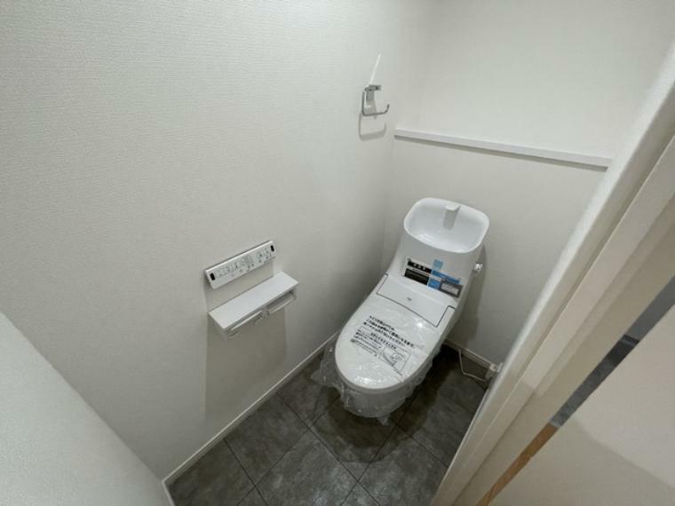 ウォシュレット機能付きのトイレ。
