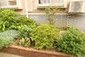 庭 物件によっては、入居者が個人的に使用できる専用庭がついているものもあります。また、住宅の中にある土間の部分を庭と呼ぶこともあります。庭の用途は住む人によって変わり、それによってデザインもさまざまです。