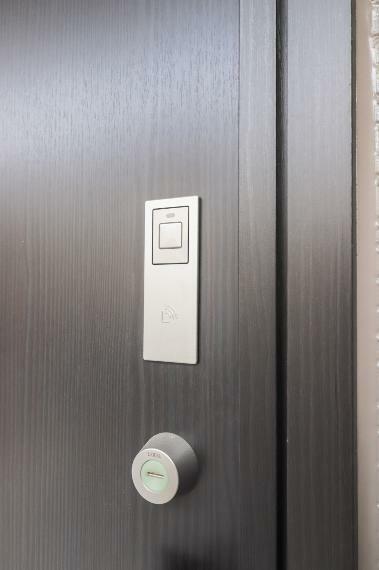 防犯設備 【電子キー】 玄関ドアのカギの開け閉めも、これからは電子錠でスマートに。