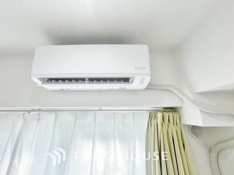 冷暖房・空調設備 エアコンは空気を汚さず場所も取らないので、お部屋を広く使えます。設置工事などの初期費用がカットできるのは嬉しいですね。