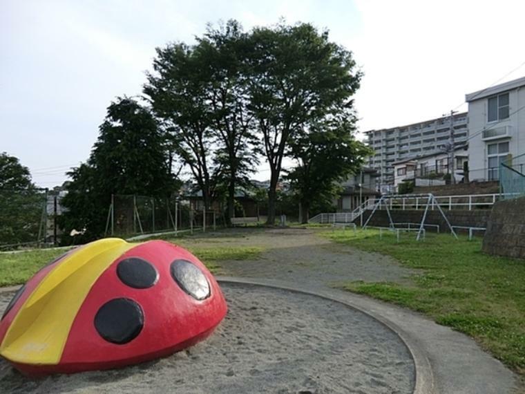 公園 赤坂公園 赤坂公園は藤沢市にある住宅街の十分な広さの公園です。昭和後期につくられた公園です。公園の設備には水飲み・手洗いがあります