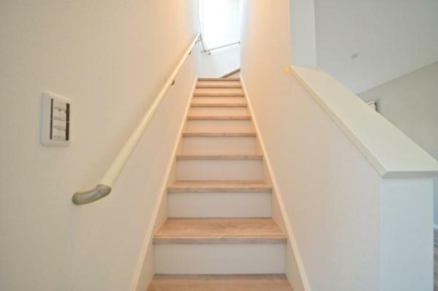 階段は明るく手すりも付いています。お子様やご年配の方もゆっくり上り下りができます。安心して移動することができますね。