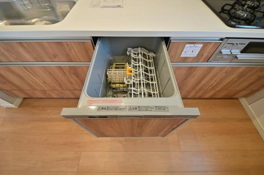 キッチン あったらいいなの代表的な設備である食洗機を完備。ビルトイン型なので、おさまりもよく使い勝手も良好です。洗う手間を省けるので時間を有効に使えますね。