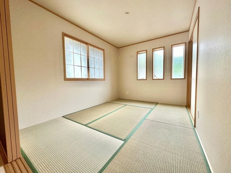 和室 ～2面採光の明るいお部屋～ ・和室は2面採光とする事で穏やかな陽の入る明るい空間となっております。 ・くつろぎのプライベート時間を明るい空間で穏やかにお過ごしいただけます。