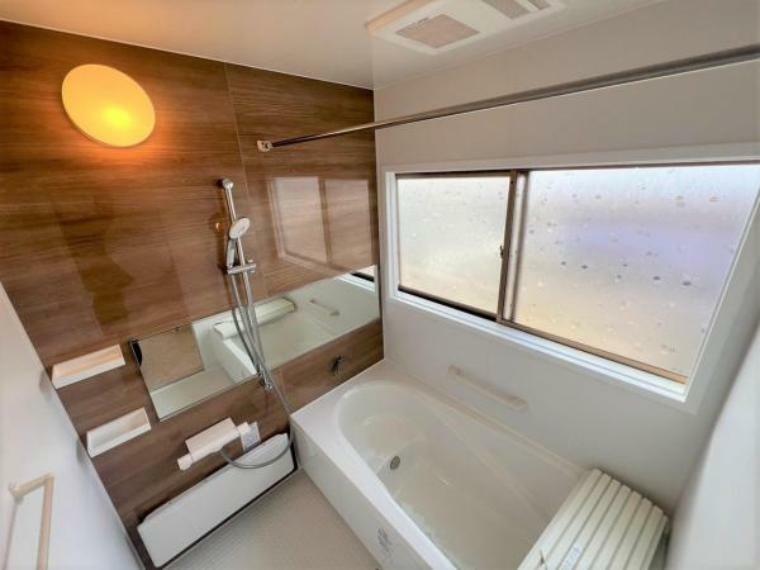浴室 【リフォーム済み】浴室は新品のリクシル製ユニットバスに交換。心地よい入浴を可能にした形状の浴槽は安全面を考慮し床に凹凸が付いています。広々1坪タイプでのんびり入浴でき、一日の疲れを癒せますよ。