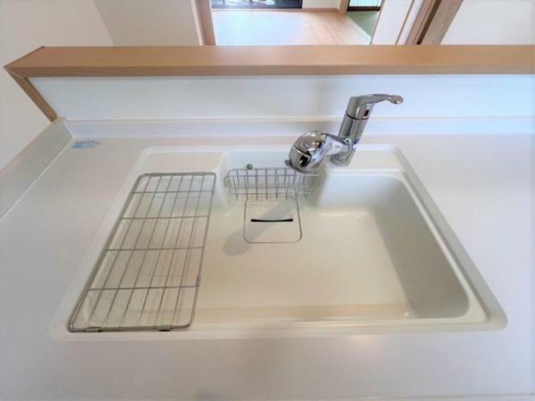【リフォーム済】新品キッチンのシンクは、大きな鍋も洗いやすいセンターポケット形状。シンクの裏面に振動を軽減する素材を貼ることで、水はね音を抑えた静音設計のシンクです。