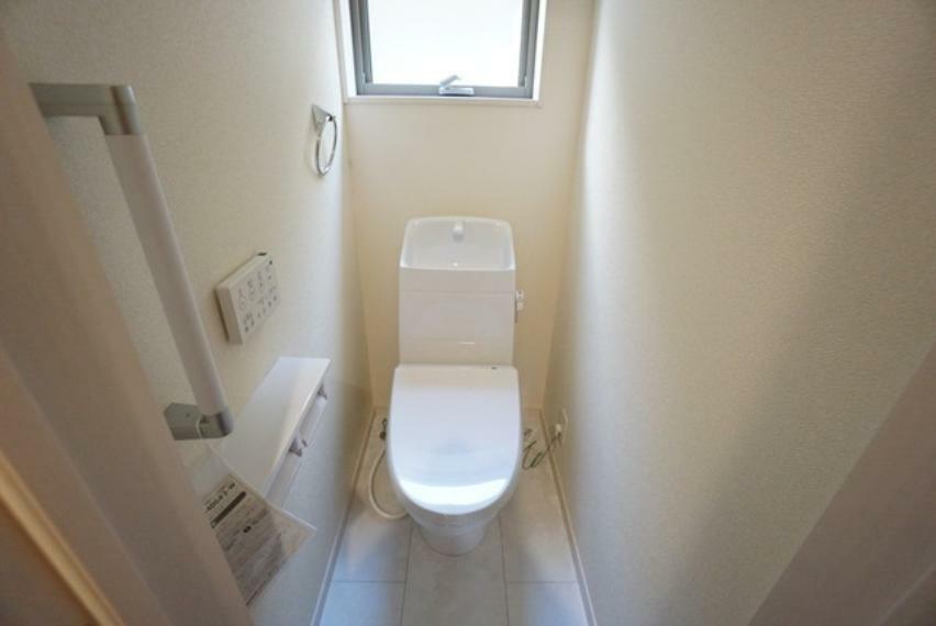 トイレ 温水洗浄機付トイレです。トイレは2ヶ所設けられているので、来客時にも気兼ねなく使えますね。