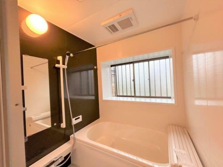 浴室 【リフォーム済】浴室はハウステック製の新品ユニットバスに交換。綺麗なお風呂で一日の疲れを癒すことができます。
