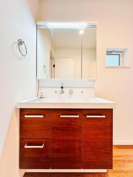 洗面化粧台 【収納豊富な三面鏡化粧台】身だしなみを整えやすい事はもちろんですが、鏡の後ろに収納スペースを設ける事により、散らかりやすい洗面スペースをすっきりさせる事が出来るのも嬉しいですね。