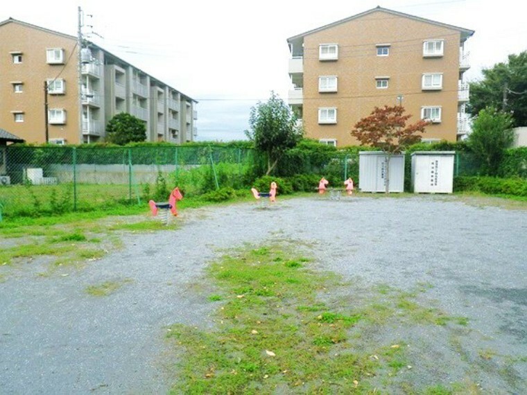 公園 【国分第二公園】450m　住宅街の十分な広さの公園です。公園の設備には水飲み・手洗い場があります。遊び場にはスプリング遊具・スイング遊具、シーソーがあります。