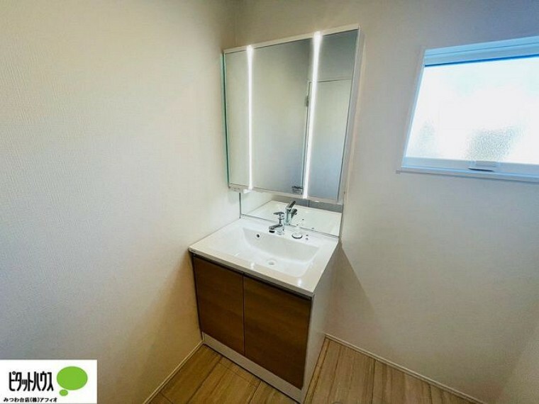 洗面化粧台 洗面室に小窓があり、カビ予防にも。大きな鏡で見やすい洗面化粧台です