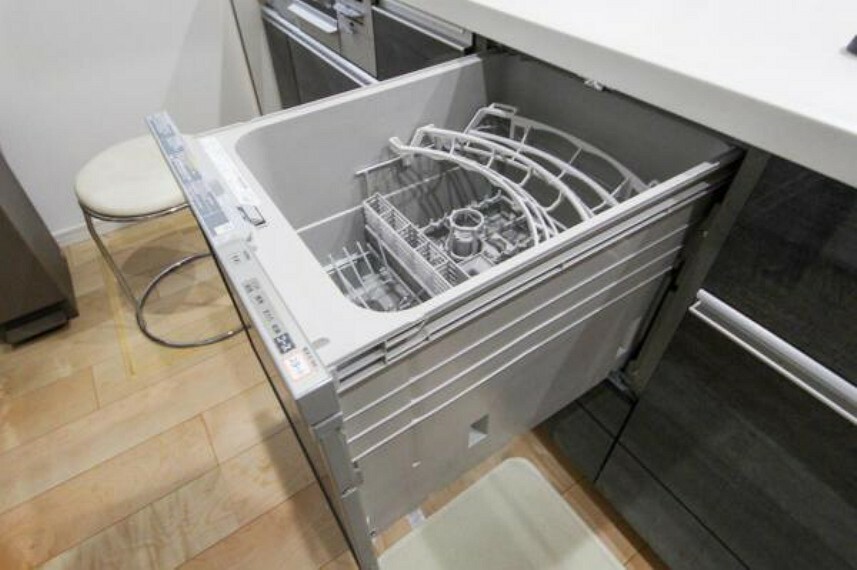 食器洗いが時短できれば、家族団らんの時間が長くなります。食洗機の中にお皿を入れてスイッチオンで綺麗に洗ってくれる大活躍の設備です！