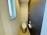 トイレ 超節水＋節電機能!!1階と2階にトイレは完備！アクセントクロスで雰囲気を変えています。（写真は2階トイレ）