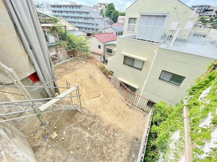 現況写真 年月を経るごとに成熟していく、四季折々の街並み。住民どうしで大切に守り育ててきたわが街で、日々の暮らしを続けることで、街は、そこに住まう全ての人々や次世代の子どもたちにとってのふるさととなります。