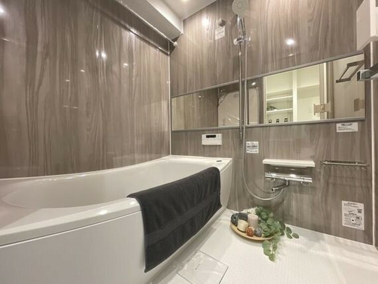 浴室 美しい浴槽と重厚感溢れる色合いのバスルームは、空間の上質感を高め、身体と心をより良く整えます。