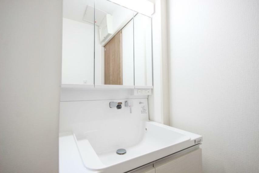 洗面化粧台 ＜三面鏡の洗面台　:洗面台＞見やすくて使いやすい三面鏡を備えた洗面台は、お肌のお手入れなどのスキンケアを施すときに適しています。収納スペースも多く設置。シンプルな空間を彩っています。
