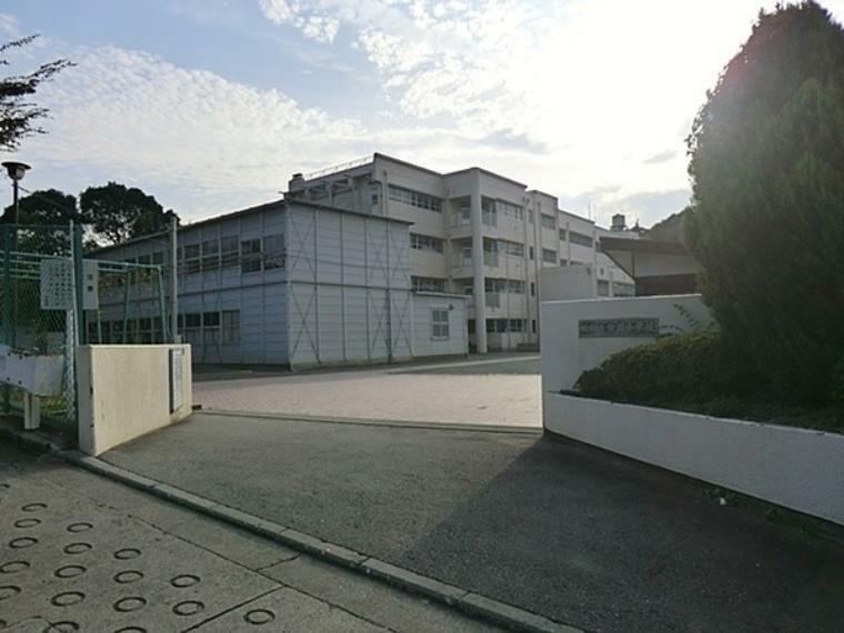 小学校 横浜市立今井小学校 明治13年創立。　人や自然、地域を大切にし、自らできることを実践する子を育てます他　かがやいている子を育てる。