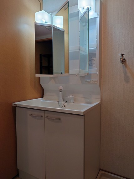 三面鏡タイプの洗面化粧台　鏡の裏も小物用の収納スペースとして利用可能です