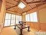 和室 【1階和室6帖】 和室は広縁付の6帖。 広縁側からも明るい陽光の差し込む和室は日本の伝統的な部屋に相応しい落ち着きのある室内となっております。