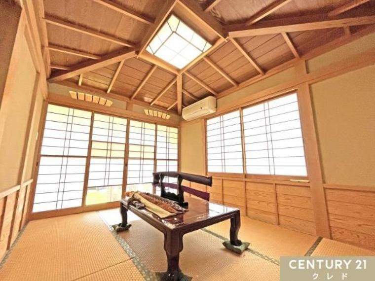和室 【1階和室6帖】 和室は広縁付の6帖。 広縁側からも明るい陽光の差し込む和室は日本の伝統的な部屋に相応しい落ち着きのある室内となっております。