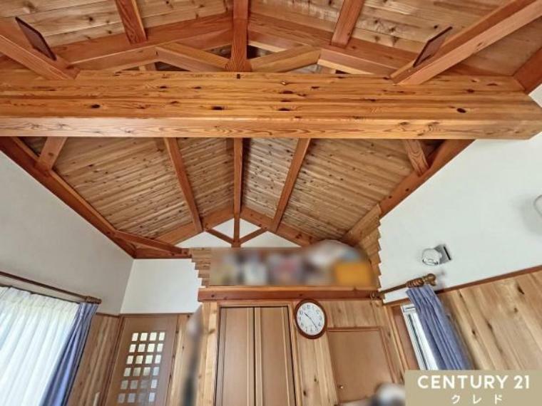 洋室 梁を隠す天井材がないため天井位置が高くなり、部屋全体の開放感が大幅にアップ！ 太くて重厚感のある天然木の梁は、時間の流れの中で変化を楽しめます。これは梁見せ天井の大きな魅力の一つです。