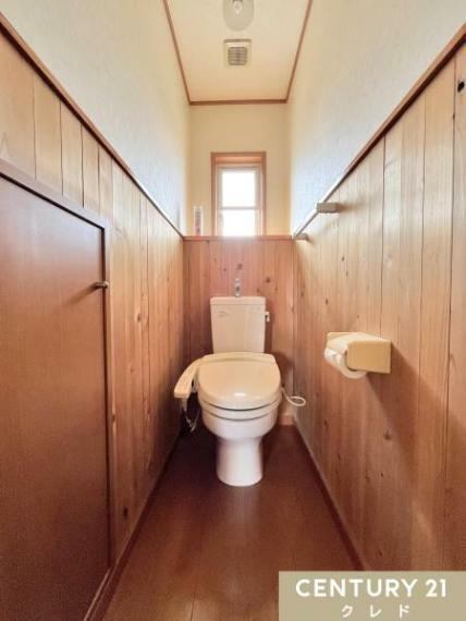 白を基調としたウォシュレット付きのトイレです。<BR/>ライフスタイルに合わせやすいシンプルな造りとなっているので室内のレイアウトもしやすく、お掃除も簡単に行え、衛生的な空間を保つことができます。