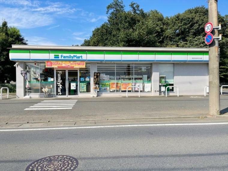 コンビニ ファミリーマート　所沢ネオポリス店 24時間営業なので、急なお買い物にも便利です。飲食物や軽い日用品を販売しております。駐車場；有